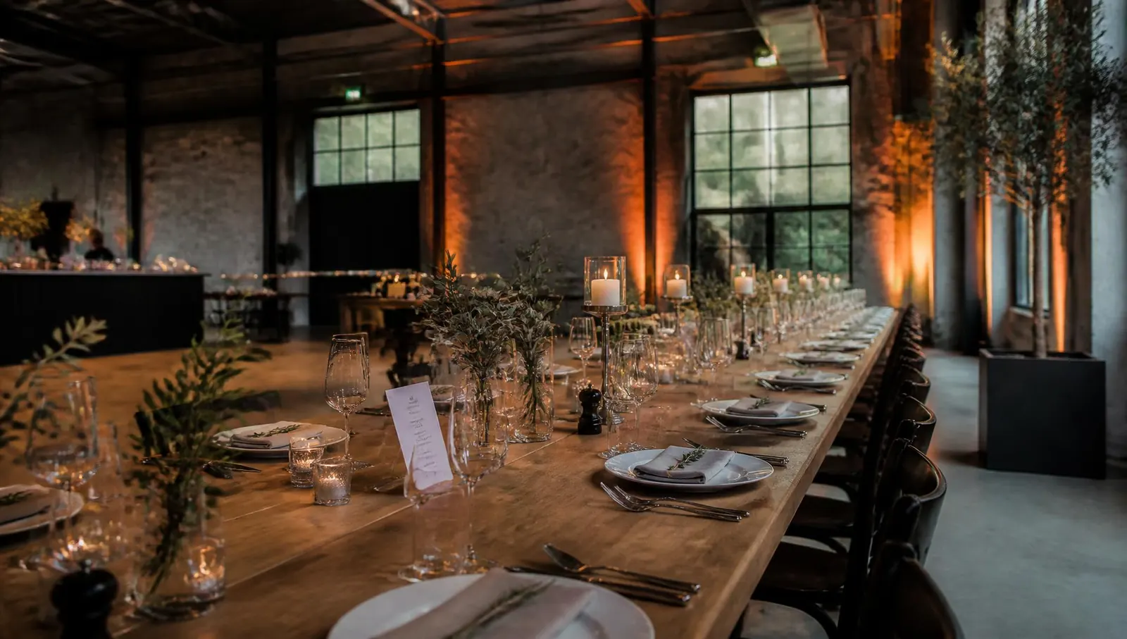 Festlich gedeckte Banketttafel in einer modernen Eventlocation