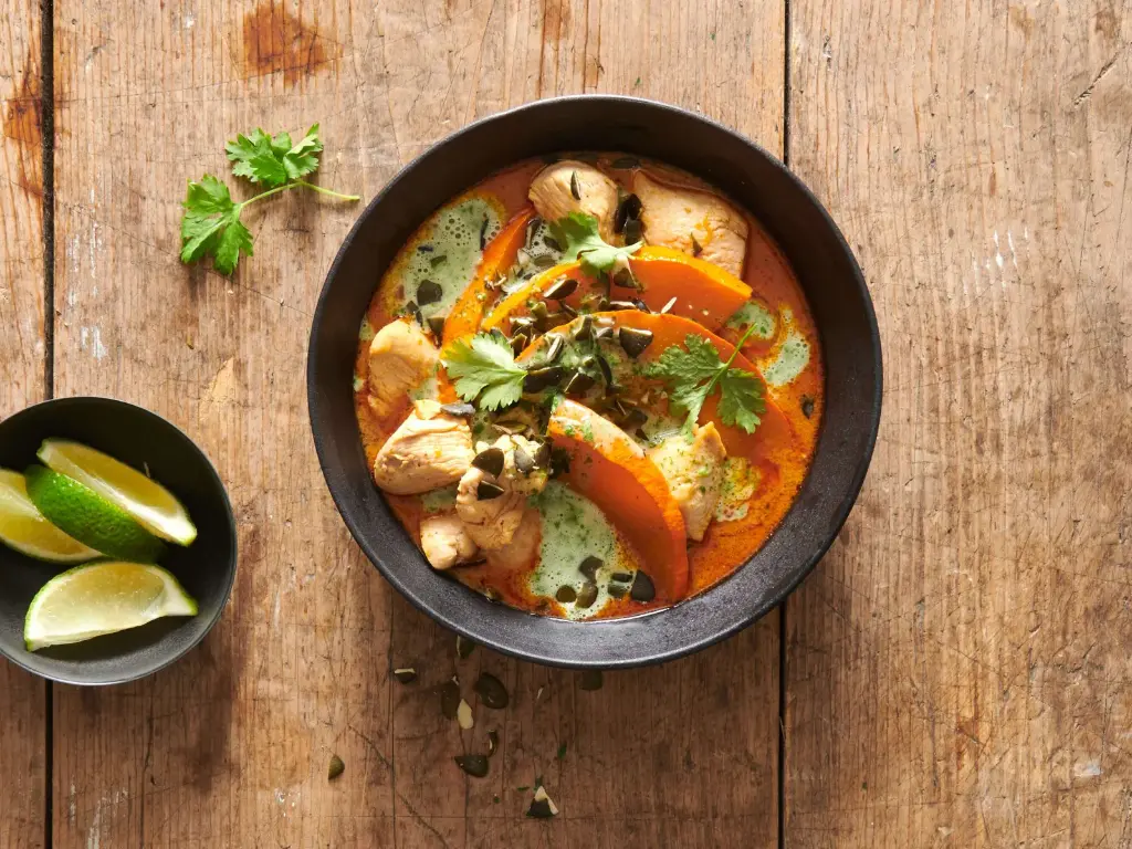 Poulet-Kürbis-Curry mit Korianderschaum